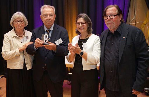 Der Moment der Überreichung des umgekehrten B an Günter Schmitz (2.v.l.) durch Christoph Heubner (r.). Links im Bild die Ehefrau des Geehrten, rechts neben ihm Annemarie Hubert, Vorsitzende von Kulturgut e.V.