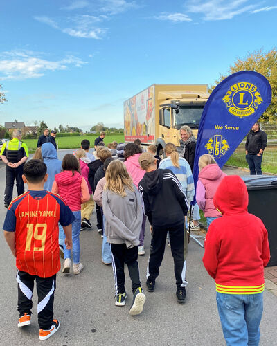 Verkehrssicherheit für Langenfelder Grundschüler: Lions und Interback – Toter-Winkel-Training mit LKW. 