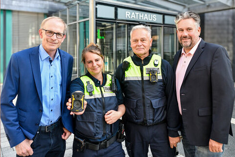 Bodycams für den Außendienst des Ordnungsamtes (v.l.): Bürgermeister Gerold Wenzens, Alexandra Drescher, Martin Baron (beide im Außendienst des Ordnungsreferates) und der Erste Beigeordnete Christian Benzrath.