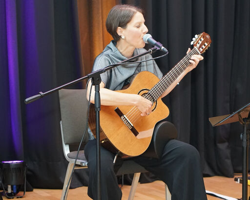 Anika Wagner an der Gitarre begleitete die Feierstunde, in der Steven Zade auch ein Klarinetten-Stück mit dem Titel "Immigrath 1933" vortrug, das er Günter Schmitz widmete.