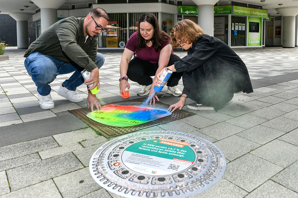 Auf dem Foto von links: Philipp Müller (Referat Tiefbau, Verkehr, Klimaschutz Stadt Langenfeld), Jessica Langenbach (Referentin Fremdstoffe im Abwasser Verbraucherzentrale NRW) und Laura Leuders (Umweltberaterin Verbraucherzentrale NRW Beratungsstelle Langenfeld).  