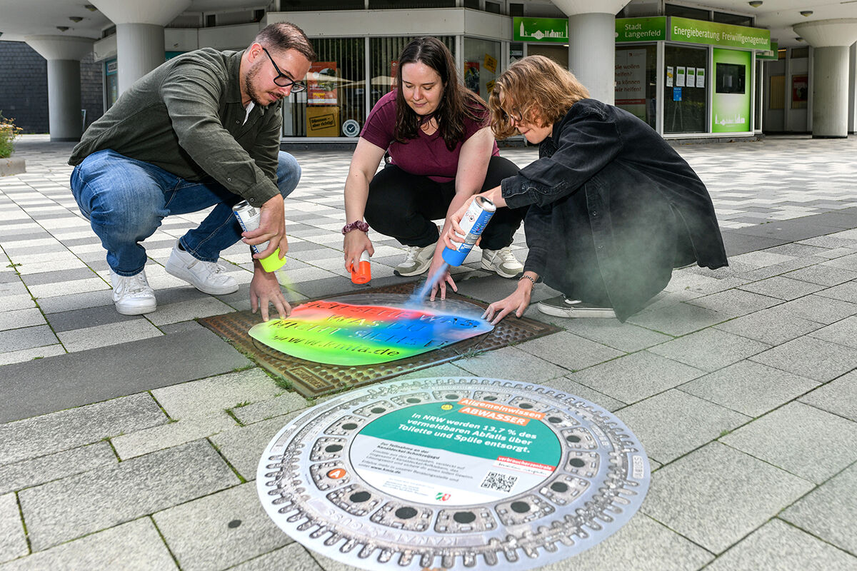 Auf dem Foto von links: Philipp Müller (Referat Tiefbau, Verkehr, Klimaschutz Stadt Langenfeld), Jessica Langenbach (Referentin Fremdstoffe im Abwasser Verbraucherzentrale NRW) und Laura Leuders (Umweltberaterin Verbraucherzentrale NRW Beratungsstelle Langenfeld). 