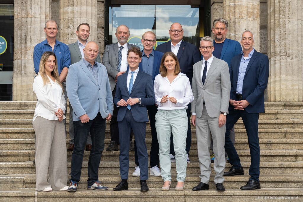Auf dem Foto der Stadt Wuppertal (Stefanie vom Stein) sind zu sehen (v.l.n.r.): Carsten Vorsich (Ordnungsamt Wuppertal), Evamarie Stangenberg (Ordnungsamt Solingen), Marcus Richter, (Ordnungsamt  Leverkusen), Stefan Grawe (GeKo Rhein-Wupper), Jan Welzel (1.Beigeordneter Sollingen), OB Daniel Flemm (Solingen), Bgm Gerold Wenzens (Langenfeld), OBin Miriam Scherff (Wuppertal), OB Stefan Hebbel (Leverkusen), OB Sven Wolf (Remscheid), Christian Benzrath (1. Beigeordneter Langenfeld), Arnd Liesenfeld (Ordnungsamt Remscheid).
