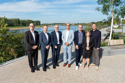 Dr. Daniel Heuberger, Geschäftsführer der Stadtwerke Hilden GmbH, Dr. Claus Pommer, Bürgermeister der Stadt Hilden, Hans-Ullrich Schneider, Geschäftsführer der Stadtwerke Hilden GmbH, Stefan Figge, Geschäftsführer der Stadtwerke Langenfeld GmbH, Gerold Wenzens, Bürgermeister der Stadt Langenfeld, Sonja Wienecke, Bürgermeisterin der Stadt Monheim am Rhein sowie Dr. Christian Reuber, Geschäftsführer der MEGA Monheimer Elektrizitäts- und Gasversorgung GmbH (von links) freuen sich gemeinsam auf die Kooperation und die damit verbundenen Vorteile für Bürgerinnen, Bürger und Mitarbeitende. Foto: MEGA Monheimer Elektrizitäts- und Gasversorgung GmbH / Tim Kögler.