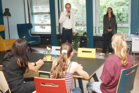 Bürgermeister Gerold Wenzens begrüßte die Teilnehmenden beim You(th) & the City Talk.