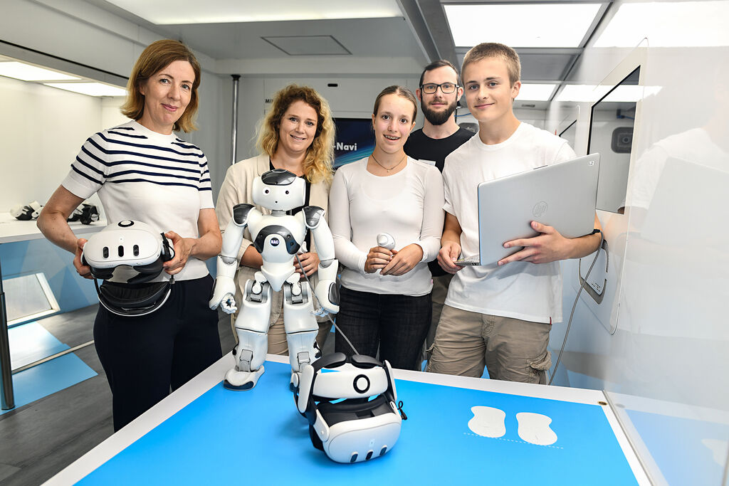 Auf dem Foto von links: Claudia Abendroth (Wirtschaftsförderung Langenfeld),  Romina Brinkemper (Studien- und Berufskoordinatorin des Konrad-Adenauer-Gymnasiums), Eva-Lotta Adler (Klasse 10 d), Philipp Heilen (MINT-Coach im TouchTomorrow-Truck und chemischer Biologe) und Maximilian Bender (Klasse 10d).