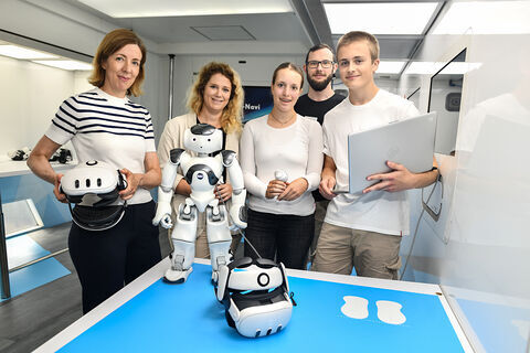 Auf dem Foto von links: Claudia Abendroth (Wirtschaftsförderung Langenfeld), Romina Brinkemper (Studien- und Berufskoordinatorin des Konrad-Adenauer-Gymnasiums), Eva-Lotta Adler (Klasse 10 d), Philipp Heilen (MINT-Coach im TouchTomorrow-Truck und chemischer Biologe) und Maximilian Bender (Klasse 10d).