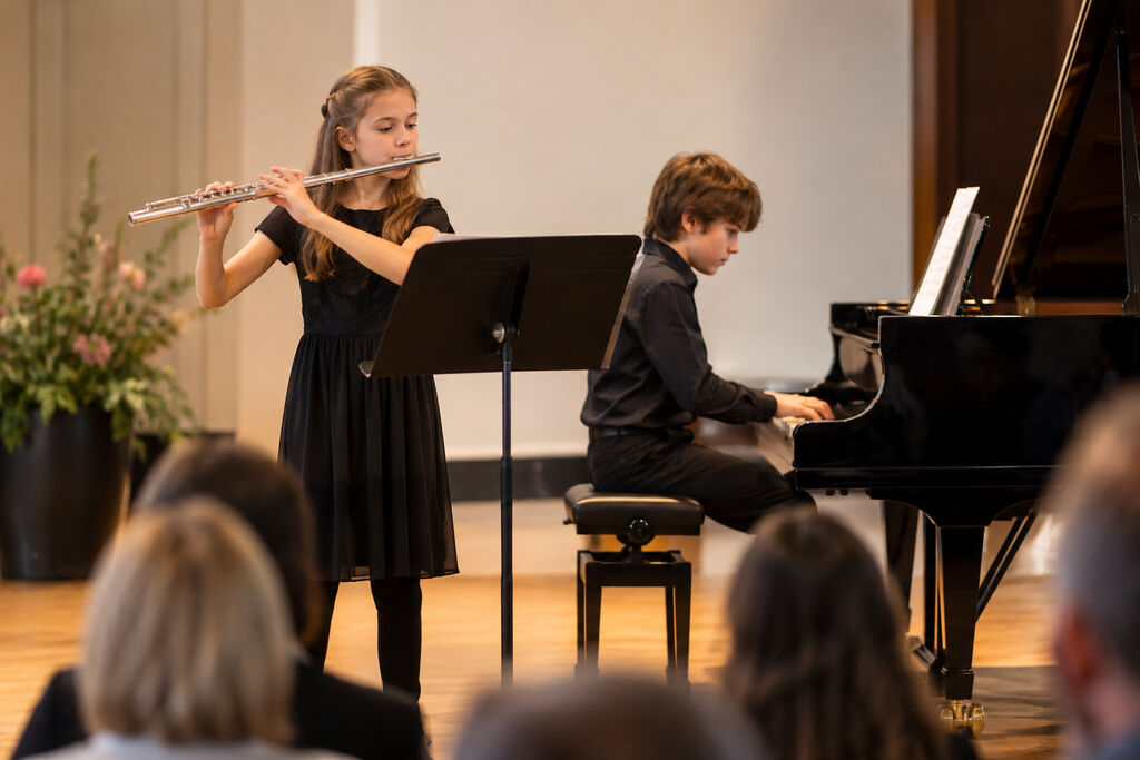 Schülerinnen und Schüler aus verschiedenen Instrumentalklassen präsentieren in Solo- und Duobeiträgen ihr Können. Foto: Ki-generiert
