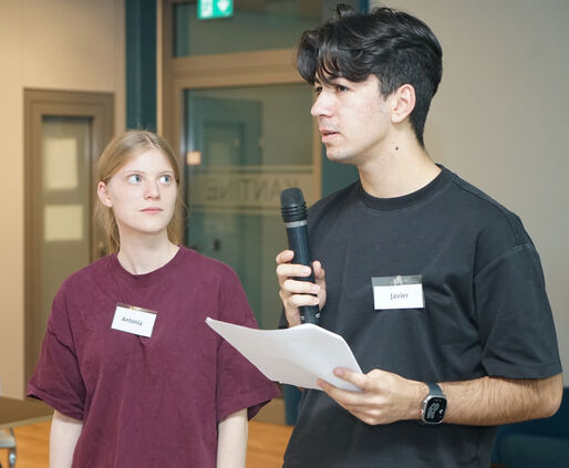 Antonia und Javier erklärten die Regeln des You(th) & the City Talks Antonia und Javier erklärten die Regeln des You(th) & the City Talks