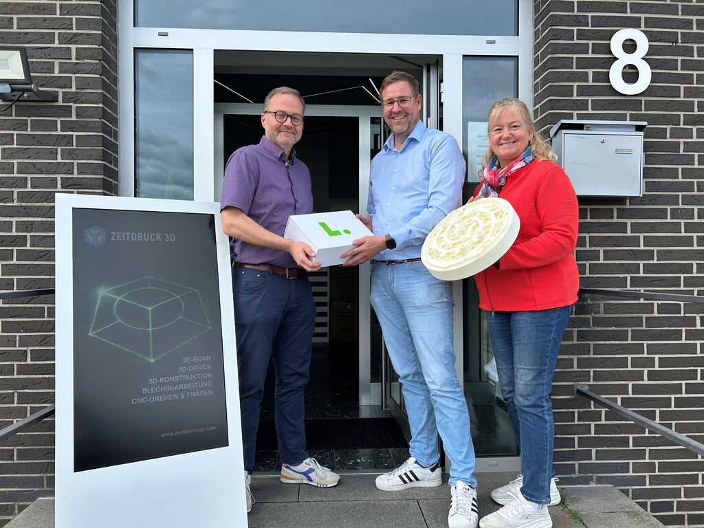 Hießen den Geschäftsführer Christof Thesinga (m.) und sein Team von ZeitDruck 3D hier in Langenfeld herzlich willkommen: Der Leiter der Wirtschaftsförderung, Thomas Zacharias (l.) und seine Mitarbeiterin Gitta Klemme (r.). 