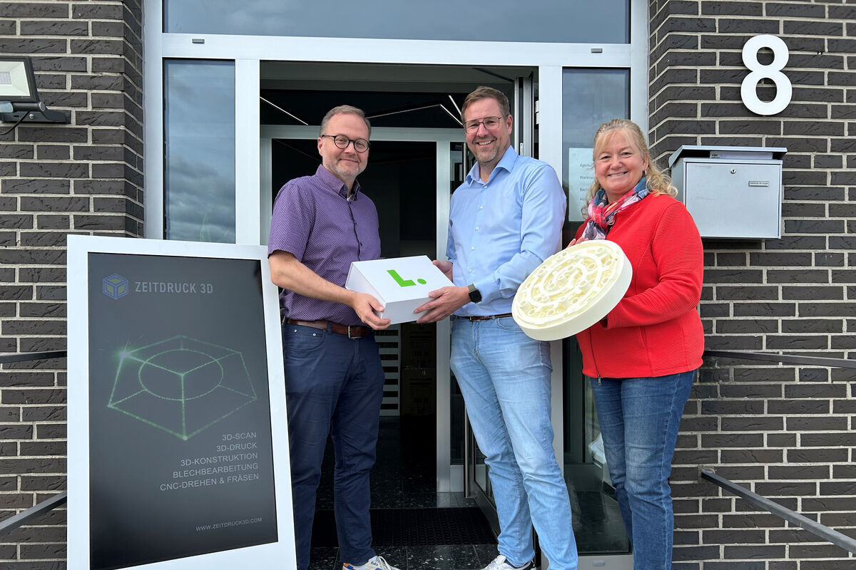 Hießen den Geschäftsführer Christof Thesinga (m.) und sein Team von ZeitDruck 3D hier in Langenfeld herzlich willkommen: Der Leiter der Wirtschaftsförderung, Thomas Zacharias (l.) und seine Mitarbeiterin Gitta Klemme (r.). 