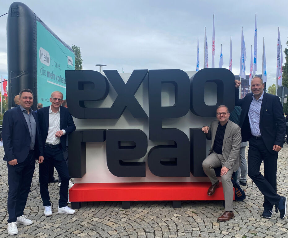Die Langenfelder Delegation bei der „Expo Real“ in München (v.l.): Michael Forster (Stadtentwicklungsgesellschaft Langenfeld mbH), Bürgermeister Gerold Wenzens, Thomas Zacharias (Referatsleiter Wirtschaftsförderung, Citymanagement u. Liegenschaften) und Rainer Düx (Wirtschaftsförderer Stadt Langenfeld).