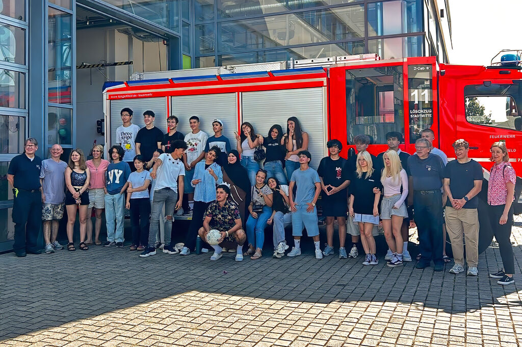 Internationale Klasse des Konrad-Adenauer-Gymnasiums besucht die Langenfelder Feuerwehr.