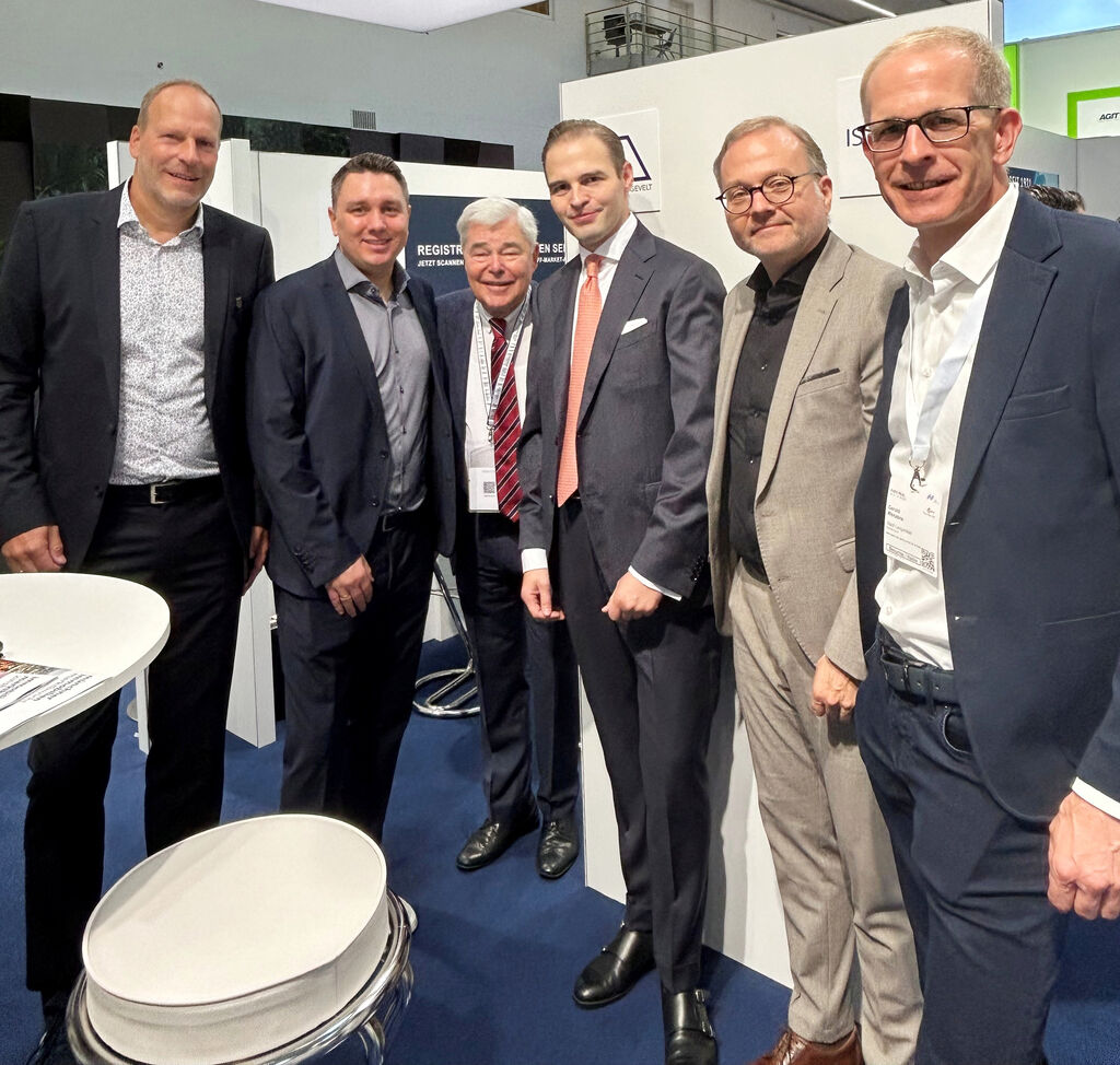 Langenfelder Besuch am „Expo Real“-Stand der Aengevelt Immobilien GmbH & Co. KG (v.l.): Rainer Düx, Michael Forster, Dr. Lutz Aengevelt, Geschäftsführender Gesellschafter von Aengevelt Immobilien, Christop Mooren, Teamleiter Aengevelt Immobilien, Gewerbliche Vermietung, Thomas Zacharias und Bürgermeister Gerold Wenzens.