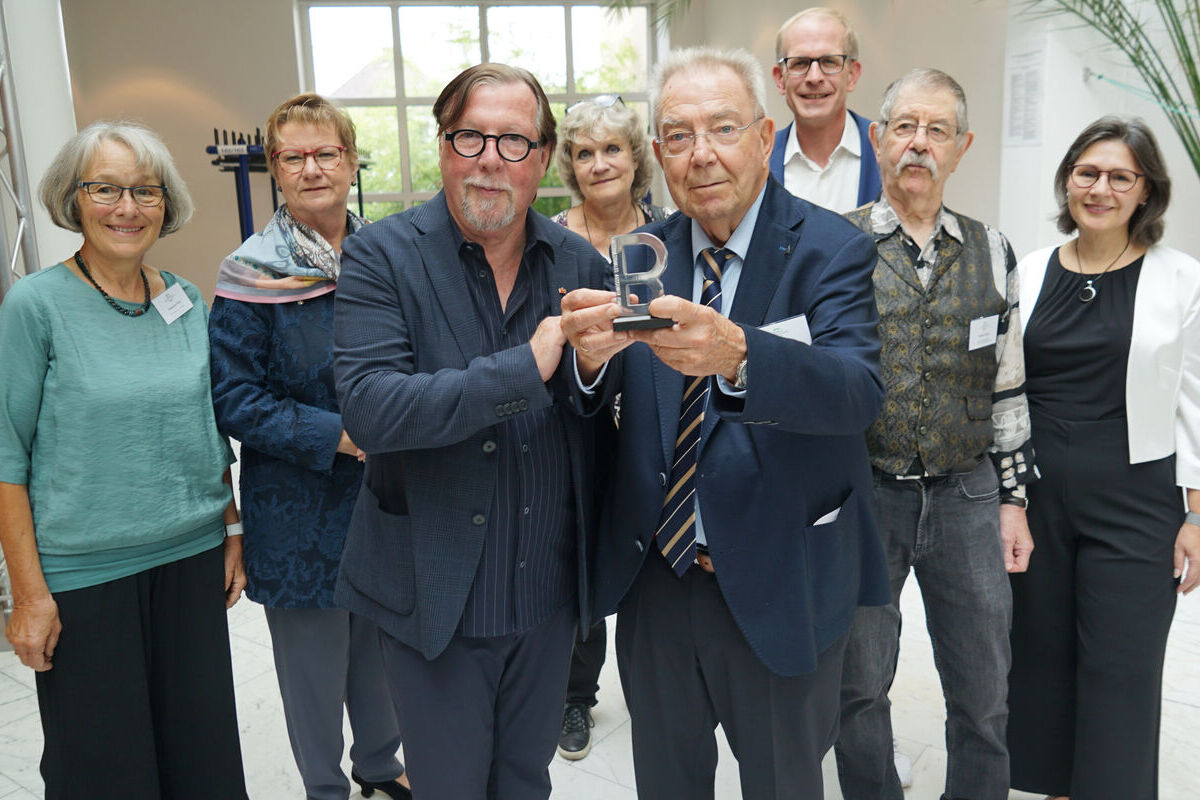 EIne hohe Auszeichnung des Internationalen Auschwitz Komitees erhielt der Langenfelder Geschichtsforscher Günter Schmitz (4.v.r.)..