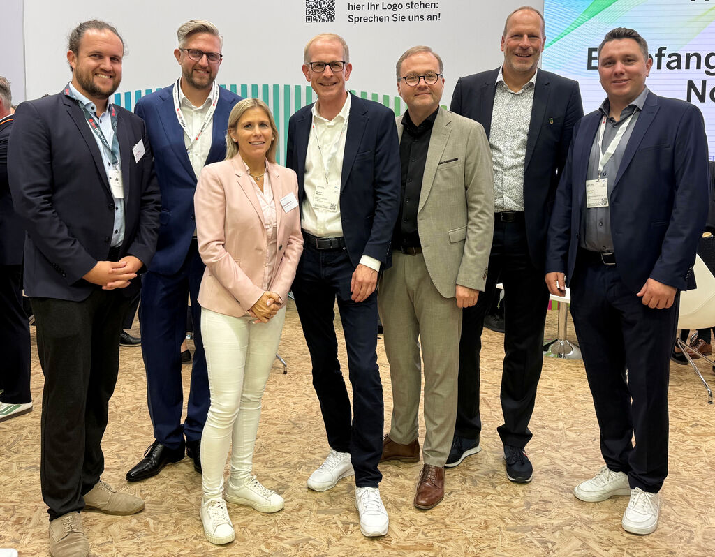 Treffen mit den Nachbarn aus Monheim am Rhein (v.l.): Fabian Engel (Leiter Stadtplanung und Bauaufsicht, Monheim), Julian Brigmann (Monheimer Abteilungsleiter Wirtschaftsförderung und Stadtmarketing), Bürgermeisterin Sonja Wienecke, Bürgermeister Gerold Wenzens, Thomas Zacharias, Rainer Düx und Michael Forster.