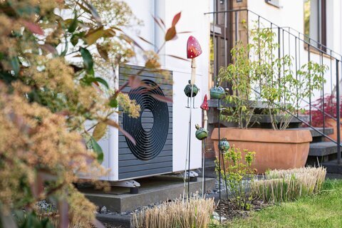 2026-10-21 Wärmepumpe im Vorgarten_Verbraucherzentrale NRW - (c)Chris Waldhausen