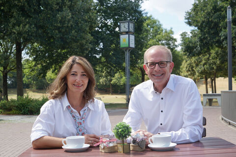 Bürgermeister Gerold Wenzens mit der neuen Pächterin Nena Nikolovski. 