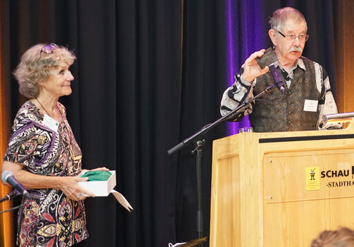 Steven Zade, Enkel von Dr. Hugo Zade, wohnte der Feierstunde für Günter Schmitz in der Stadthalle bei. Ihm wurde bei dieser Gelegenheit die Signatur-Druckplatte seiner Großmutter Marta Zade-Flatauer von Jutta Ermeke überreicht, die es am Rhein bei Meerbusch gefunden hatte.