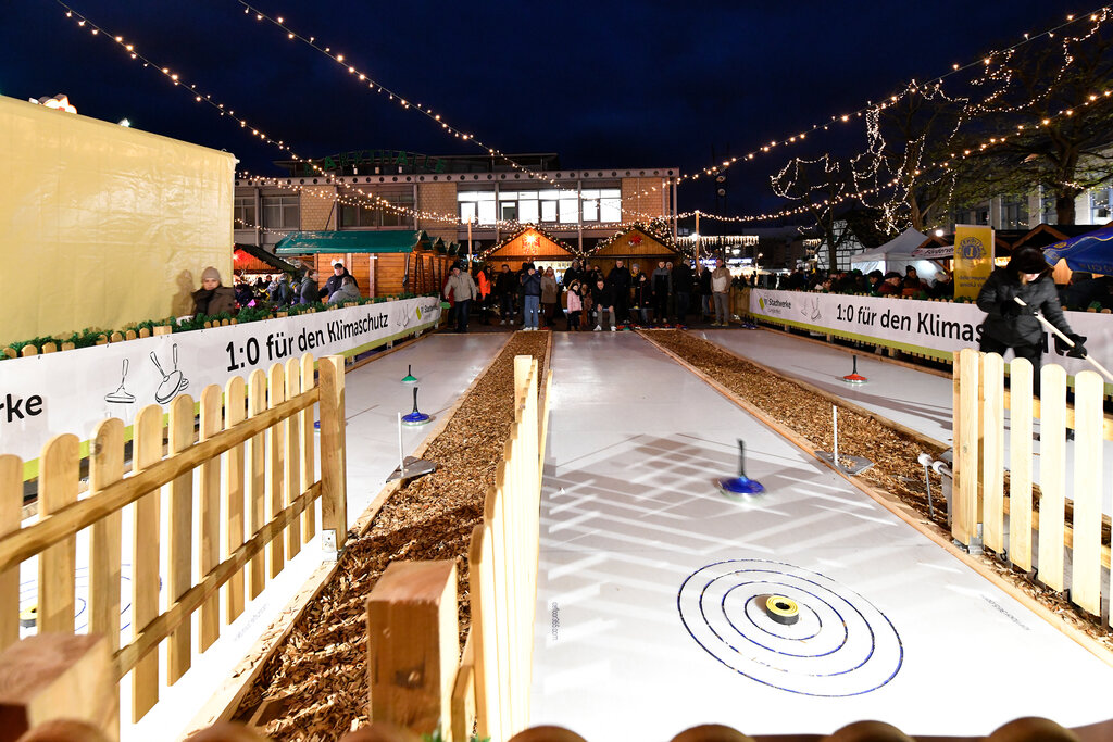 Weihnachtsdorf Eisstockschießen