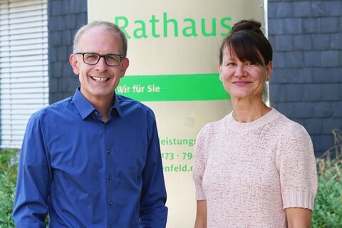 Bürgermeister Gerold Wenzens und die neue Gleichstellungsbeauftragte Sylvia Hummer.