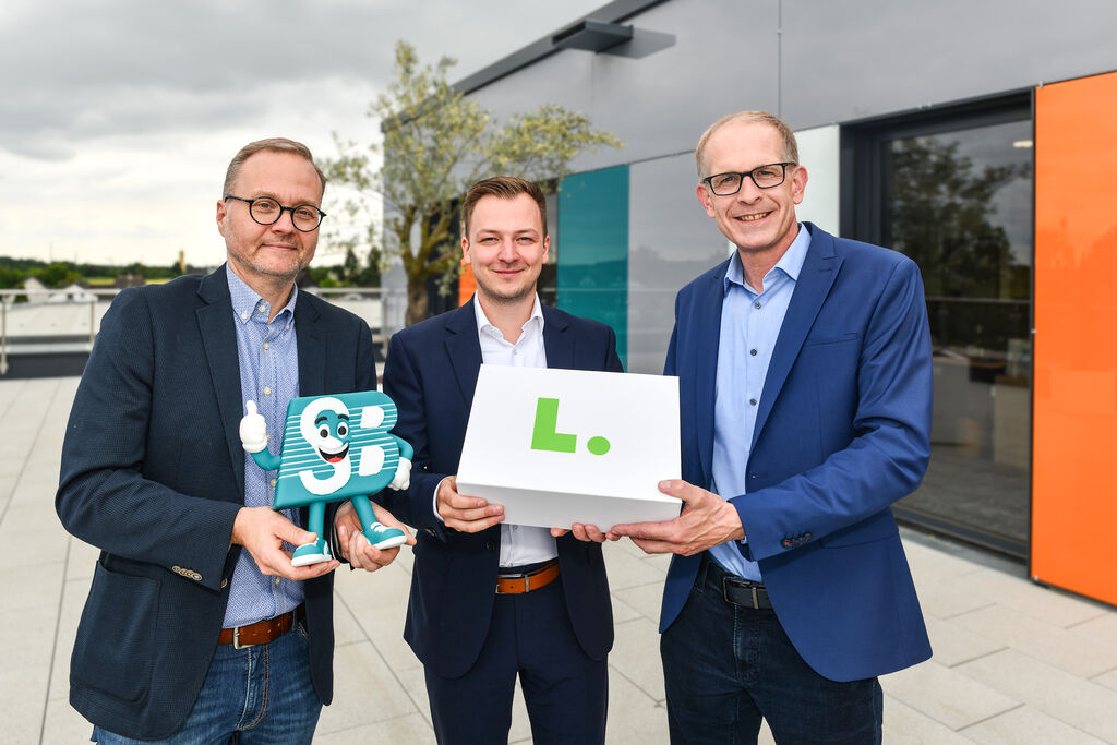 Bürgermeister Gerold Wenzens (r.) und Wirtschaftsförderer Thomas Zacharias (l.) begrüßen Mitglied der Geschäftsführung Pascal Bilo am neuen Firmenstandort.