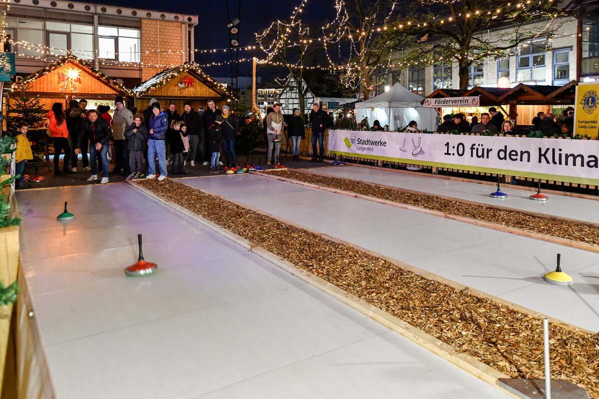 Weihnachtsdorf Eisstockschießen